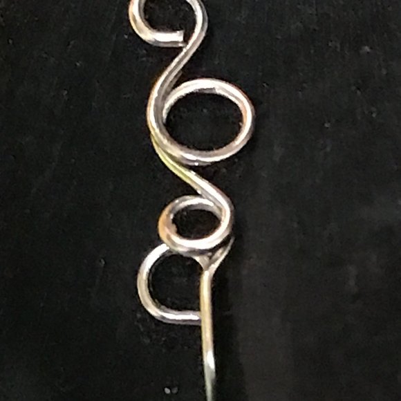 Two Clip On (No piercing needed) Earrings - Picture 4 of 16